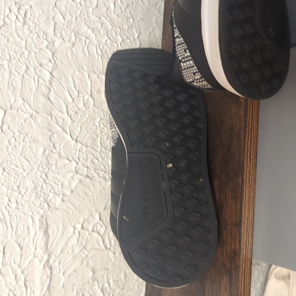 EC Boys ADIDAS Sneakers - Picture 3 of 4